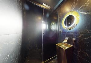 ein Bad mit einer Dusche, einem Spiegel und einem WC in der Unterkunft Vegas Room - Luxury in Serémange-Erzange + 11 Fotos