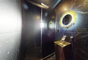 ein Bad mit einer Dusche, einem Spiegel und einem WC in der Unterkunft Vegas Room - Luxury in Serémange-Erzange