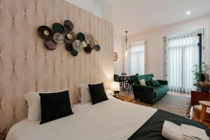 - une chambre avec un grand lit et un salon dans l'établissement SUN CHARMING APARTMENT, à Porto