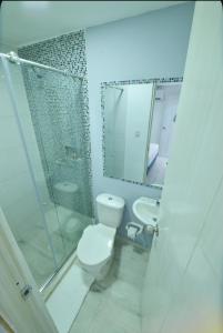uma casa de banho com um WC, um chuveiro e um lavatório. em Casa Encanto Manga em Cartagena das Índias