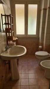 łazienka z 2 umywalkami i toaletą w obiekcie Le Fortezze w mieście Viterbo
