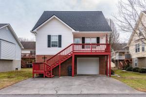 Una casa blanca con una escalera roja. en Entire house close to everything in Sevier County en Pigeon Forge