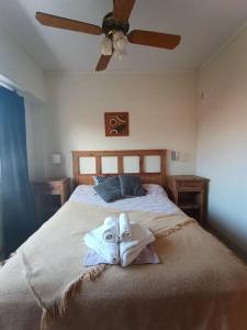 ビージャ・ヘセルにあるA pasitos del mar, tranquilo.のベッドルーム1室(タオル、ファン付)