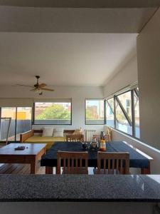 ビージャ・ヘセルにあるA pasitos del mar, tranquilo.のテーブルと椅子と窓のあるダイニングルーム