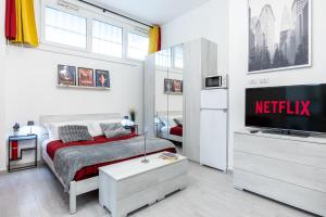 a bedroom with a bed and a television in it at DUOMO-Sesto M1 Relax Campari Wi-fi & Netflix in Sesto San Giovanni