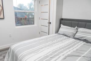 Ce lit se trouve dans un dortoir blanc doté d'une fenêtre. dans l'établissement Peaceful Villa, à Los Angeles