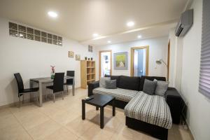 - un salon avec un canapé et une table dans l'établissement THE PHOTOGRAFIC FLAT, à Malaga