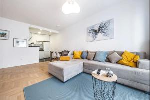 ein Wohnzimmer mit Sofa und Tisch in der Unterkunft Apartman Gold Oasis, self service check-in in Zagreb