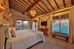 佩德拉斯港的住宿－MONAN BOUTIQUE HOTEL，卧室设有一张白色大床和一扇窗户。