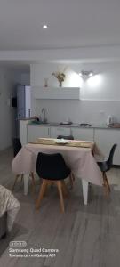 eine Küche mit Tisch und Stühlen in einem Zimmer in der Unterkunft Departamento 57 Parque San Martin in La Plata