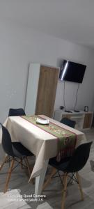 ein Tisch mit Stühlen und ein Tischtuch darauf in der Unterkunft Departamento 57 Parque San Martin in La Plata + 3 Fotos