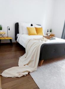 Un dormitorio con una cama con una manta. en Cozy apartment in the center of Bucharest, en Bucarest