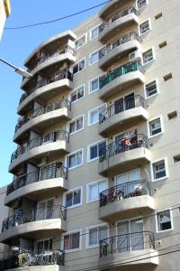 ein großes Apartmenthaus mit Balkonen darauf in der Unterkunft Monoambiente Tres Barrios in Buenos Aires