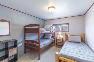 Postel nebo postele na pokoji v ubytování Cedars Cabin