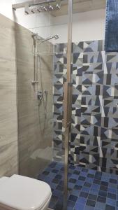 La salle de bains est pourvue d'une douche et de toilettes. dans l'établissement Marevita, à Trani