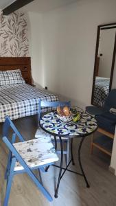 - une chambre avec une table, deux chaises et un lit dans l'établissement Marevita, à Trani