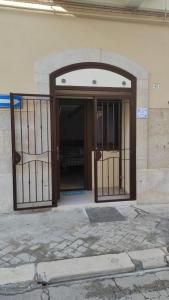un accès à un bâtiment avec une porte ouverte dans l'établissement Marevita, à Trani