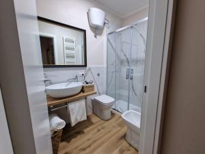 Guest House Canalis 17 في أوريستانو: حمام مع حوض ودش ومرحاض