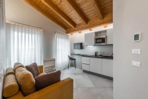 sala de estar con sofá y cocina en Borgo degli Ulivi, en Formigine
