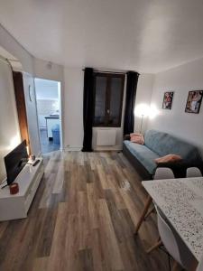 una sala de estar con un sofá y una mesa en Bloody Mary, en Sens 5 fotos más