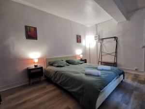 1 dormitorio con 1 cama con 2 lámparas y una escalera en Bloody Mary, en Sens