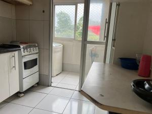 a kitchen with a stove and a counter top at Apartamento para Eventos Autódromo de Interlagos ou região in Sao Paulo