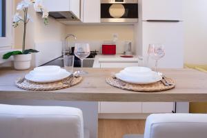 Кухня або міні-кухня у Botero Luxury Apartment Vicino Arco della Pace