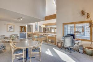 un soggiorno con tavolo e sedie e una cucina di Boston Commons - 1143 a Greenwood Village