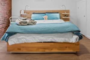 1616 Vine St Basement Unit في دنفر: غرفة نوم مع سرير مع اللوح الأمامي الخشبي