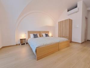 1 dormitorio con 1 cama grande y techo abovedado en la casa sull arco, en Lucera