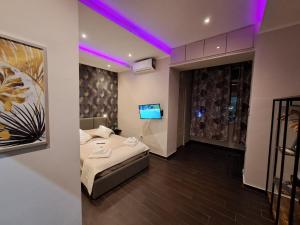ein Schlafzimmer mit einem Bett und einem TV an der Wand in der Unterkunft Aircraft services rooms in Neapel