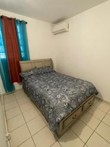 1 dormitorio con 1 cama en una habitación en Mindanao # 842 en San Juan