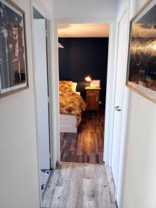 um corredor que leva a um quarto com uma cama em Le Cocoon - SIPCO Immobilier - Netflix em Saint Lo