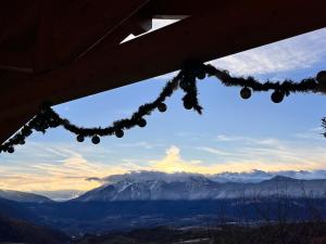 - une vue sur une chaîne de montagnes avec des lumières de Noël dans l'établissement Ciasa Erica - Val di Non, à Predaia
