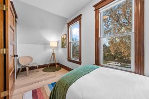 - une chambre avec un lit et une fenêtre dans l'établissement Race St - Denver, à Denver