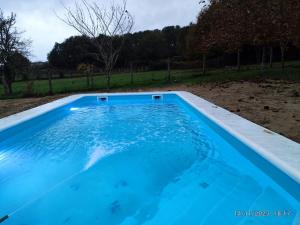בריכת השחייה שנמצאת ב-Fonte dos pumares או באזור