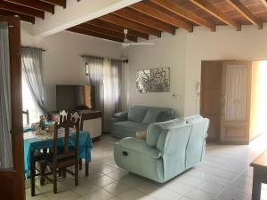 a living room with a couch and a table at Villa Hermosa in Playa Hermosa