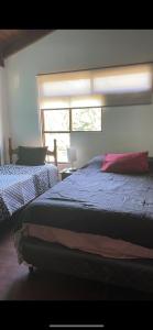 um quarto com uma cama grande e uma janela em Villa Hermosa em Playa Hermosa