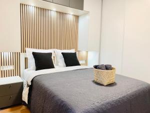een slaapkamer met een groot bed met zwart-witte kussens bij Paris 15th near Eiffel Tower in Parijs