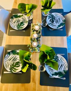 una mesa con tres platos con plantas. en Greenhouse en Sart-lez-Spa