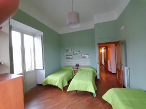 Habitación con 4 camas verdes. en MARTINI HOUSE, en Nápoles