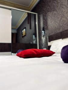 Postel nebo postele na pokoji v ubytování Balcony Hotel