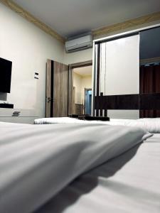 Postel nebo postele na pokoji v ubytování Balcony Hotel
