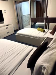 Postel nebo postele na pokoji v ubytování Balcony Hotel