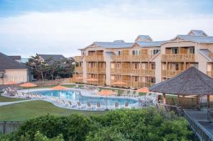 een uitzicht op een resort met een zwembad en stoelen bij Sanderling Resort Outer Banks in Duck