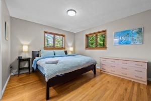 een slaapkamer met een bed en 2 ramen bij 3875 Dover St - Wheat Ridge in Wheat Ridge