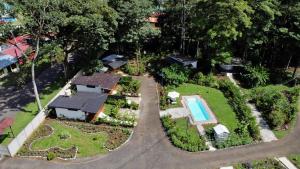 Una vista aérea de una casa con piscina. en Almendros Eco-Villas, en Fortuna