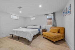 1 dormitorio con 1 cama y 1 silla en Carr - Lakewood, en Lakewood