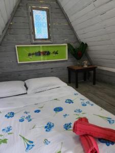 sypialnia z łóżkiem z niebieskimi kwiatami w obiekcie Recanto do Pontal Camping w mieście Angra dos Reis