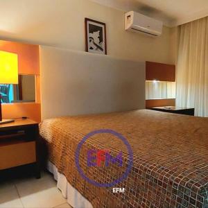 een hotelkamer met een bed en een bureau en een bed bij Flat Varandas Ponta Negra-EFM408 in Natal